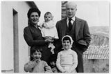 1957   La famiglia Randi al completo : la signora Nerina con in braccio Eva, il dott. Potito Randi, in basso Giorgio, Bruno ed Anna