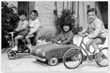 Sul terrazzo della Casa di Castelli i mezzi vengono affidati secondo l’età: Giorgio sulla bici, Anna sulla auto, Bruno ed il cugino Stefano Cervellati sul cavallino con ruote.
