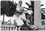 Il dott. Potito a Giulianova con i figli Giorgio in piedi, Eva tra le braccia, Anna e Bruno