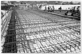 L'armatura metallica della soletta in cemento armato del primo piano del costruendo stabilimento Spica di Teramo