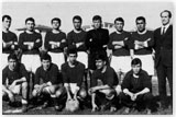 Il Teramo Calcio in una formazione di annata durante la presidenza del dott. Potito Randi. In piedi da sinistra: Del Palazzo, Zazzara, Vicentin, Pietrini, Moggio, Sospetti, Falaschetti, Sessa (allen.); accosciati: Catini, Gentile, Rosato, Vallone, Pimpini (massagg.) 